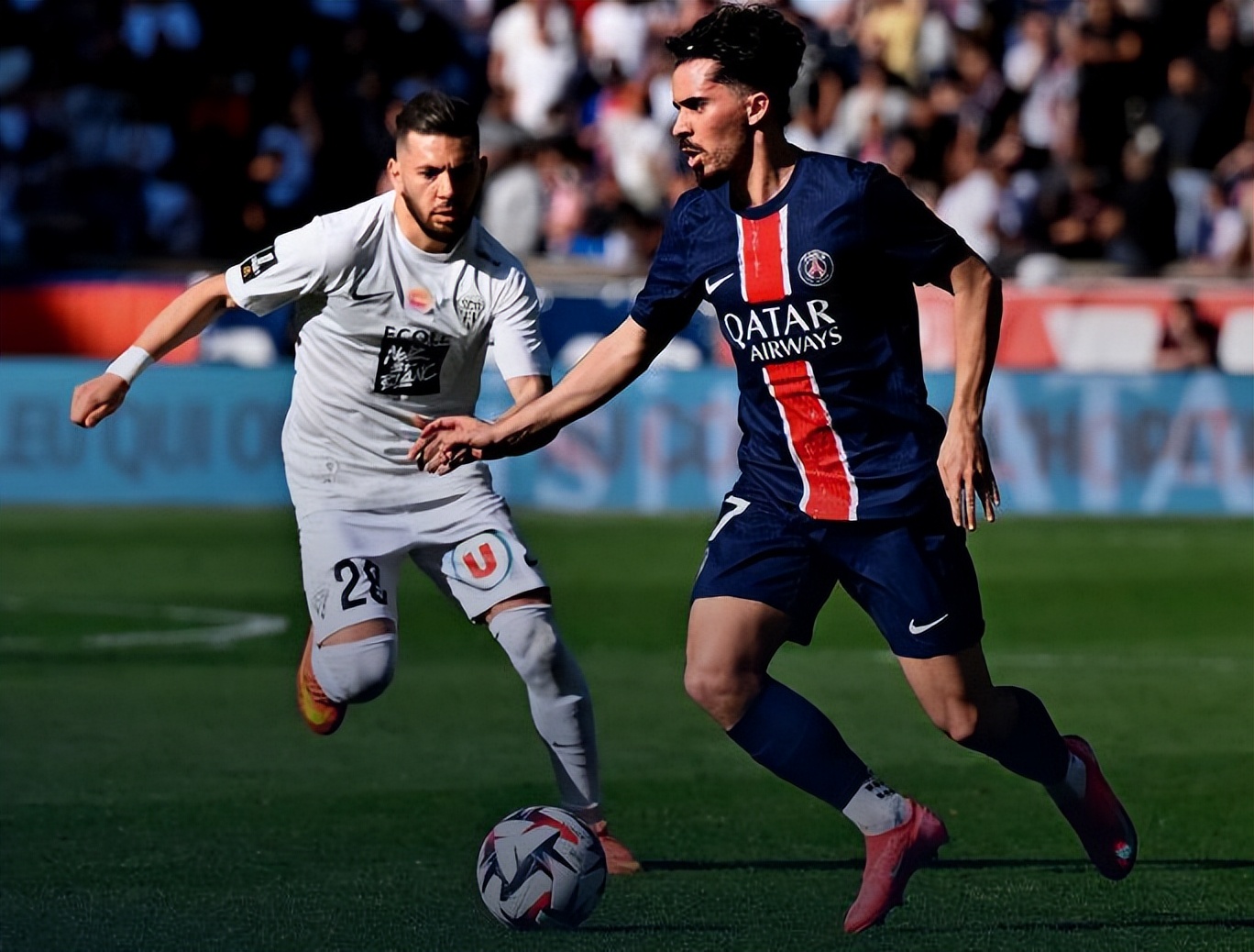 包含摩纳哥客场战胜巴黎圣日耳曼,取得关键胜利的词条 包含摩纳哥客场战胜巴黎圣日耳曼,取得关键胜利的词条