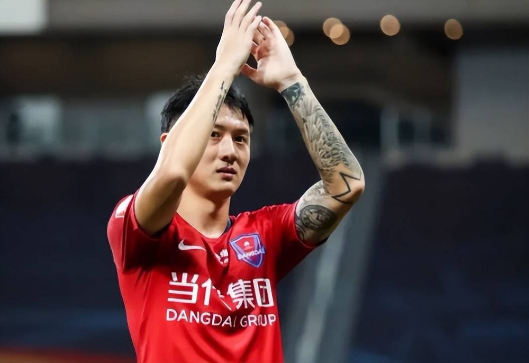 上海上港趁势抢先,暂居榜首领跑局的简单介绍 上海上港趁势抢先,暂居榜首领跑局的简单介绍