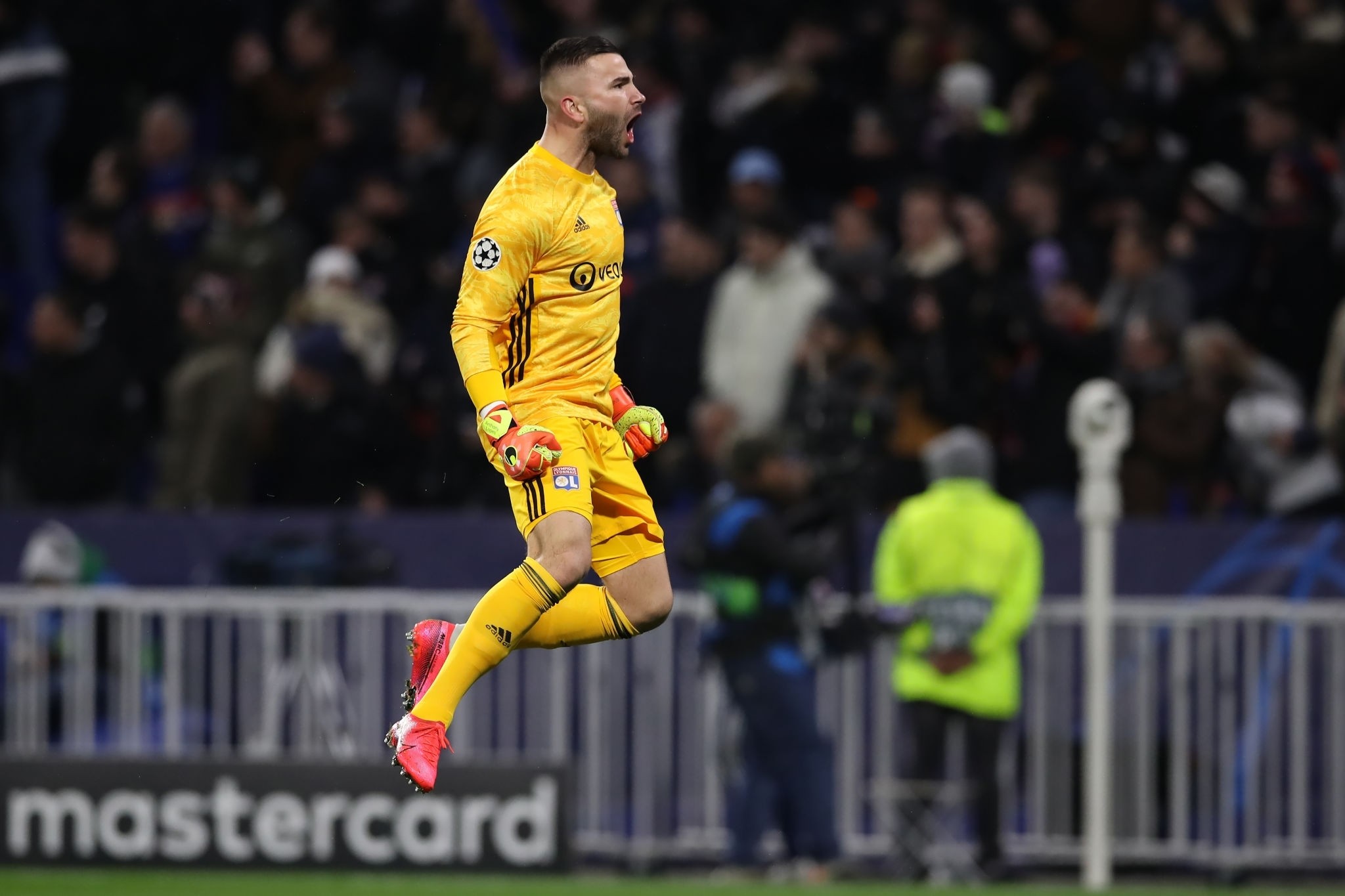 巴黎险胜里昂,莫德里奇绝境逆转 巴黎险胜里昂,莫德里奇绝境逆转