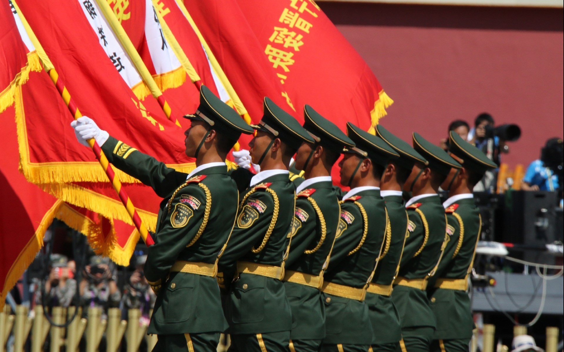 跨洲篮球风云，鹈鹕激战广东，爱德华兹欧冠称王