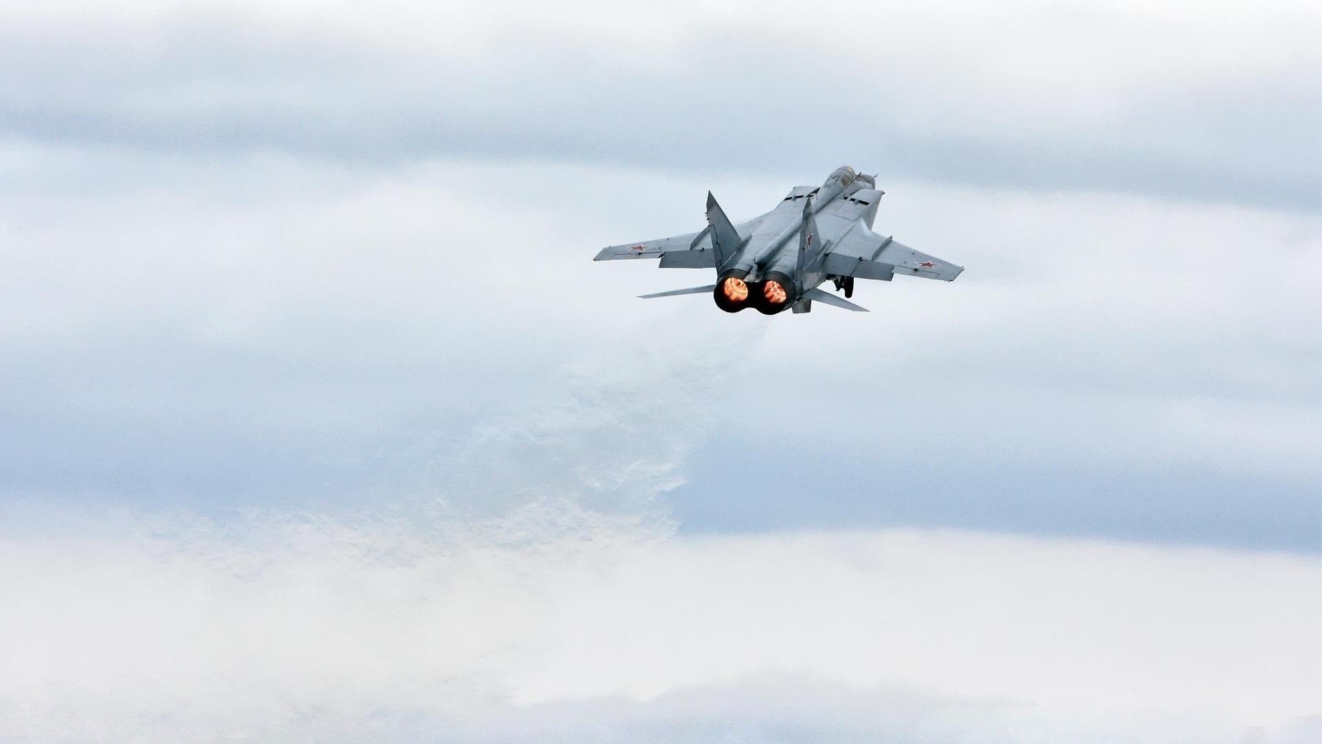 绿茵场与外交场，当德甲争冠战遇见巴拉圭封锁比利时的战略启示